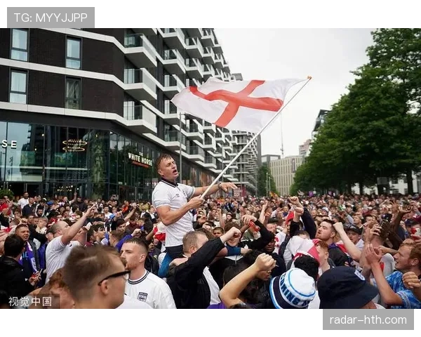 英格兰球迷狂热助威,主场氛围持续提升 英格兰球迷狂热助威,主场氛围持续提升