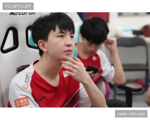 安赛龙训练室里湿透的衣服，比他手里的奖杯还耀眼！