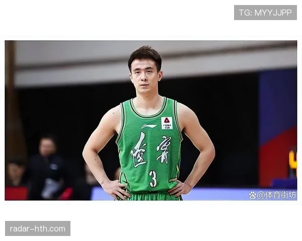 赵继伟上场像拿着剧本的指挥官，下场像刚下夜班的隔壁大叔